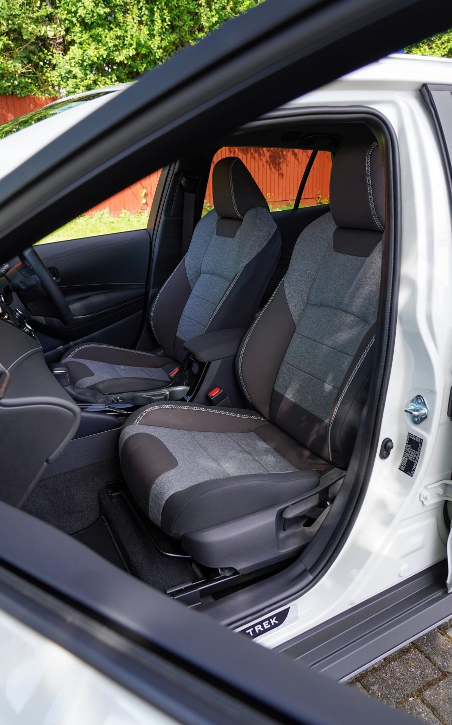 Интерьер Toyota Corolla Trek Hybrid 2020 года  (UK) (фото 30 из 40)